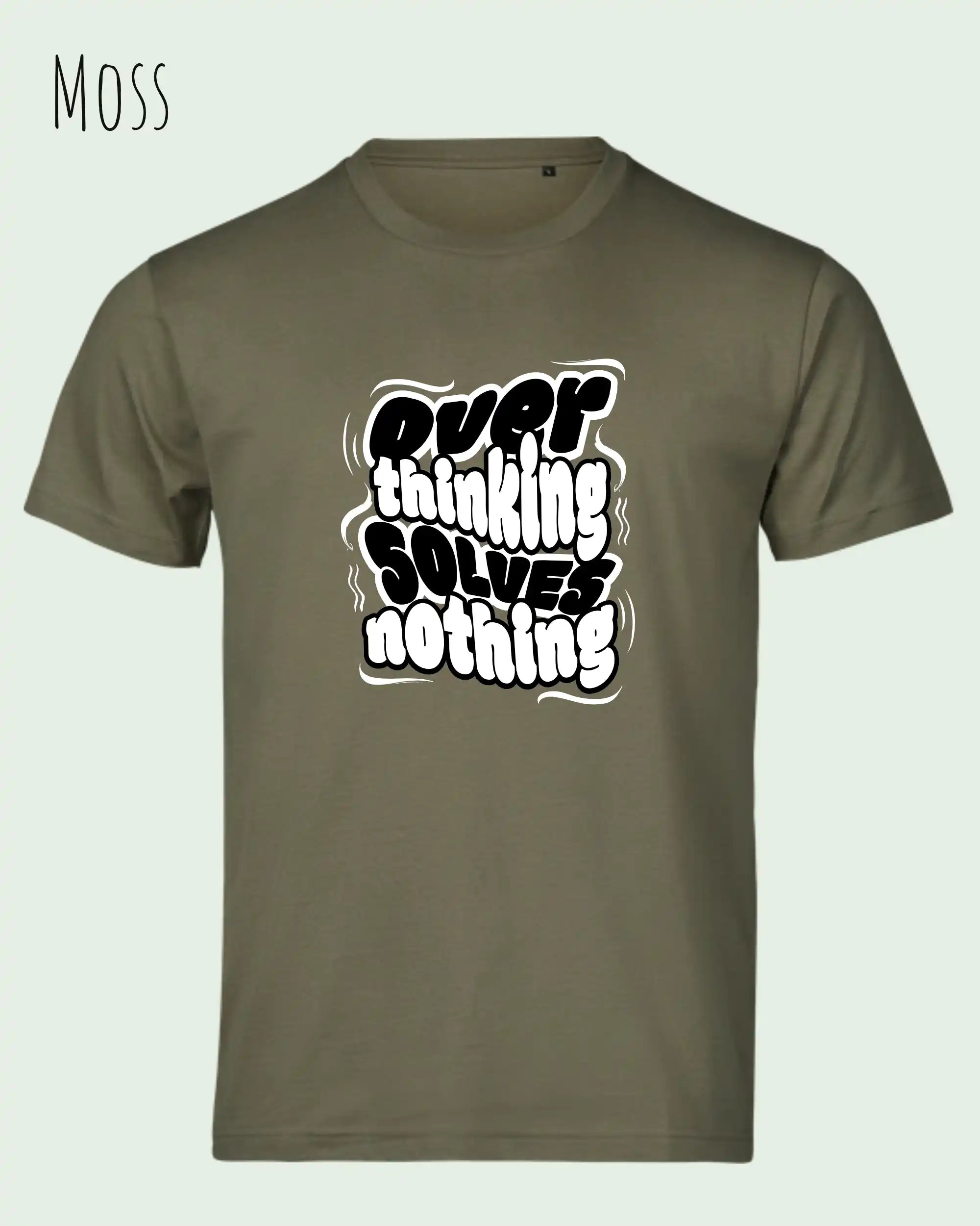 Das Bild zeigt das Unisex Bio Design-T‑Shirt  Tee Jays Urban Luxury Tee 1150 in der Farbe moss mit dem Design Overthinking solves nothing