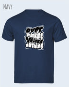 Das Bild zeigt das Unisex Bio Design-T‑Shirt  Tee Jays Urban Luxury Tee 1150 in der Farbe navy mit dem Design Overthinking solves nothing