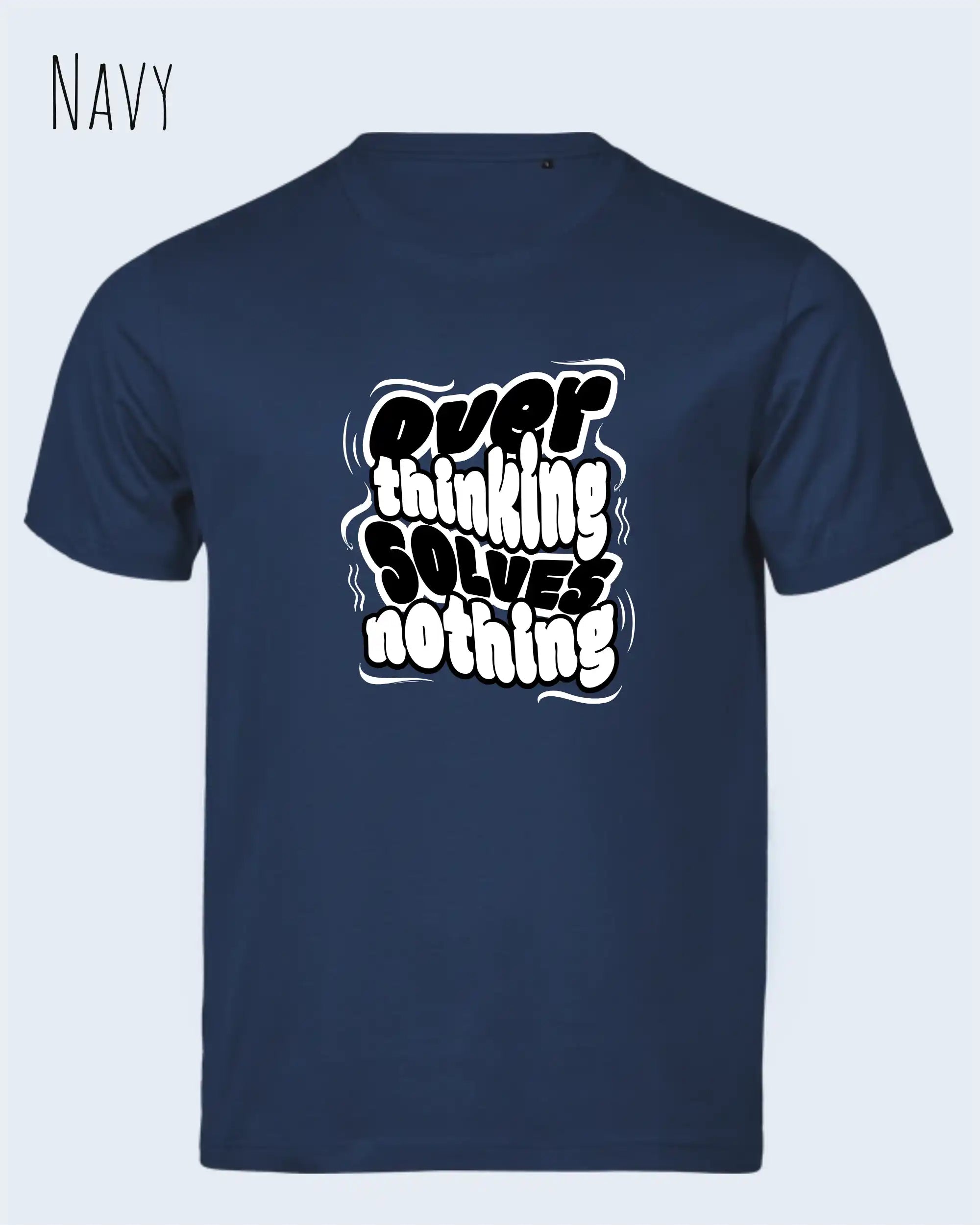 Das Bild zeigt das Unisex Bio Design-T‑Shirt  Tee Jays Urban Luxury Tee 1150 in der Farbe navy mit dem Design Overthinking solves nothing