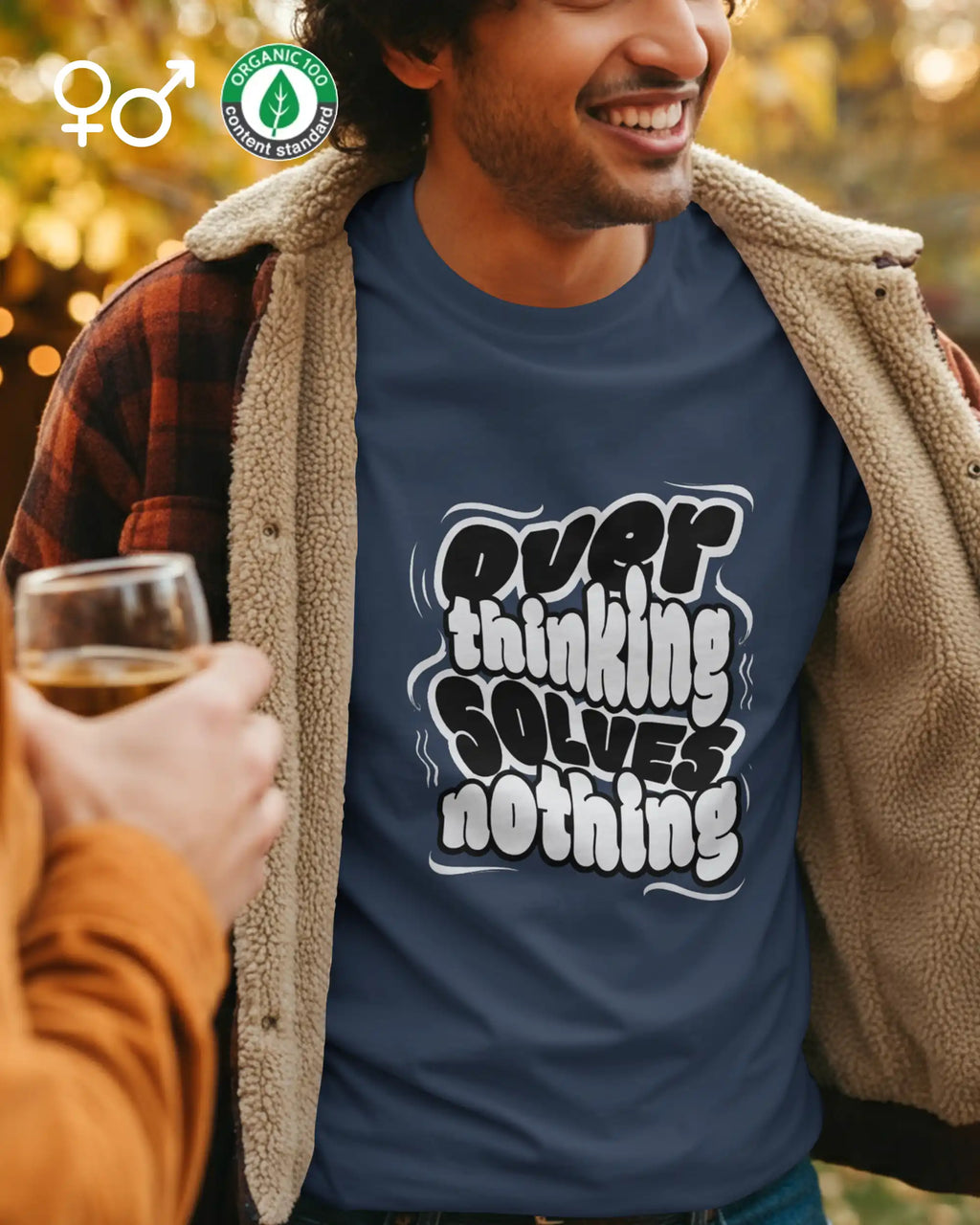 mann trägt ein unisex organic design t-shirt imit dem motiv overthinking solves nothing.