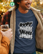 mann trägt ein unisex organic design t-shirt imit dem motiv overthinking solves nothing.