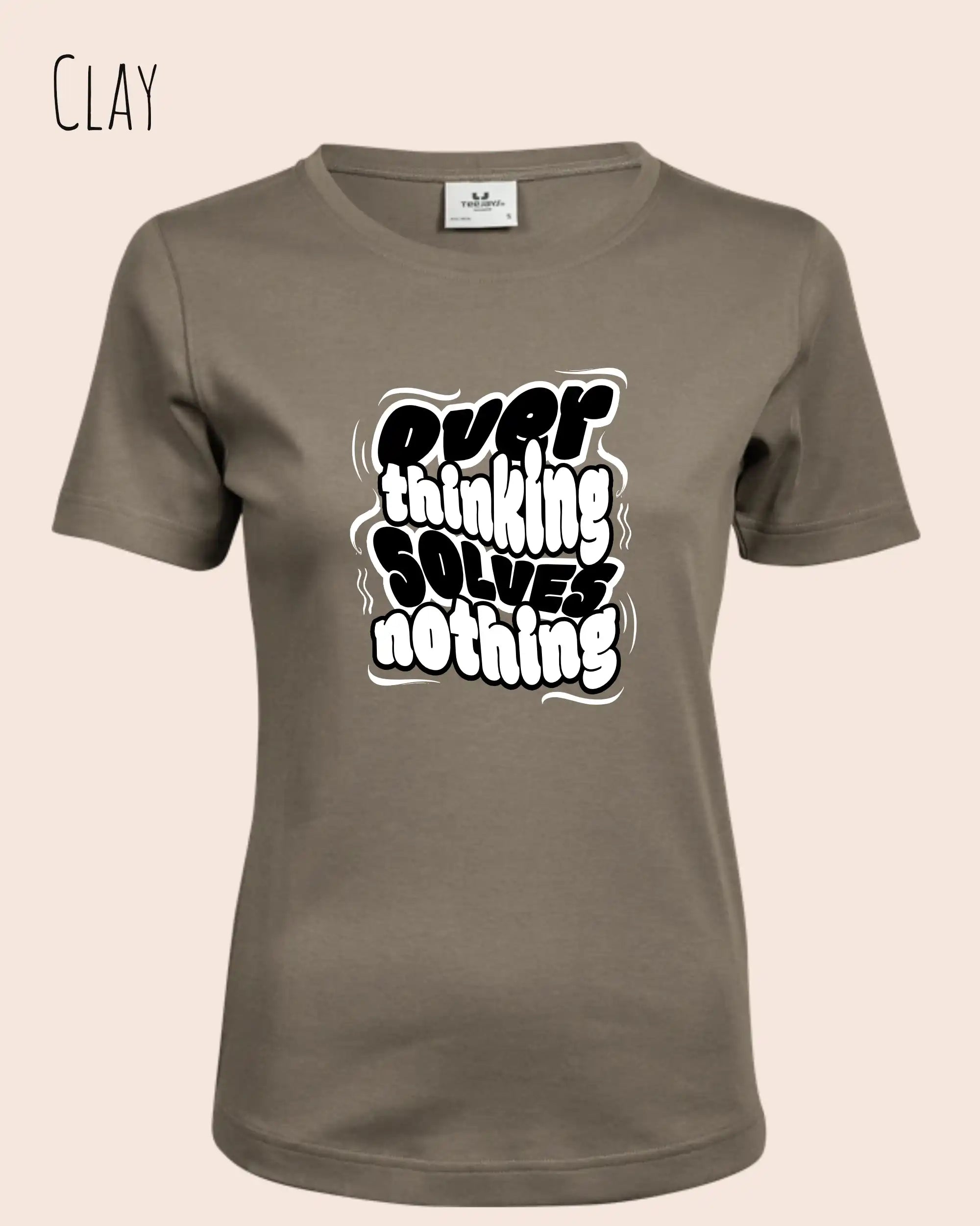das bild zeigt das T-Shirt Tee Jays Women's Interlock Tee STYLE 580 in der farbe clay mit dem ausdrucksstarken design "overthinking solves nothing".