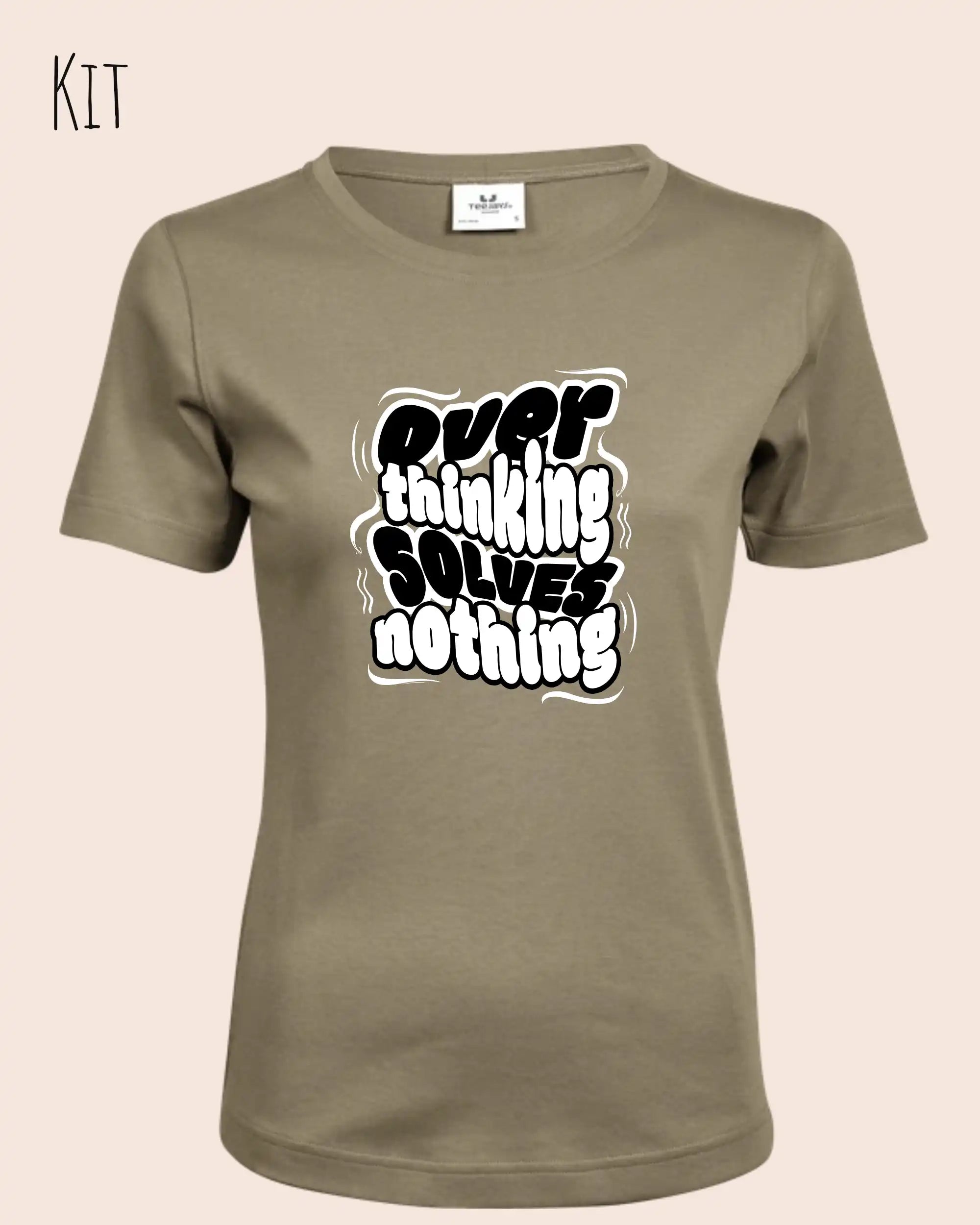 das bild zeigt das T-Shirt Tee Jays Women's Interlock Tee STYLE 580 in der farbe kit mit dem ausdrucksstarken design "overthinking solves nothing".