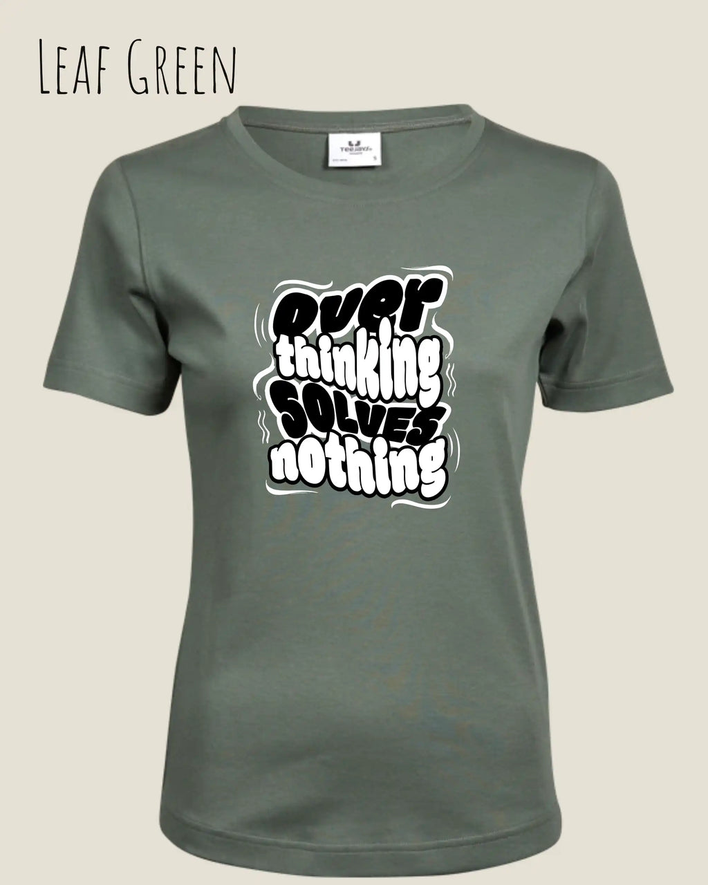 das bild zeigt das T-Shirt Tee Jays Women's Interlock Tee STYLE 580 in der farbe leaf green mit dem ausdrucksstarken design "overthinking solves nothing".