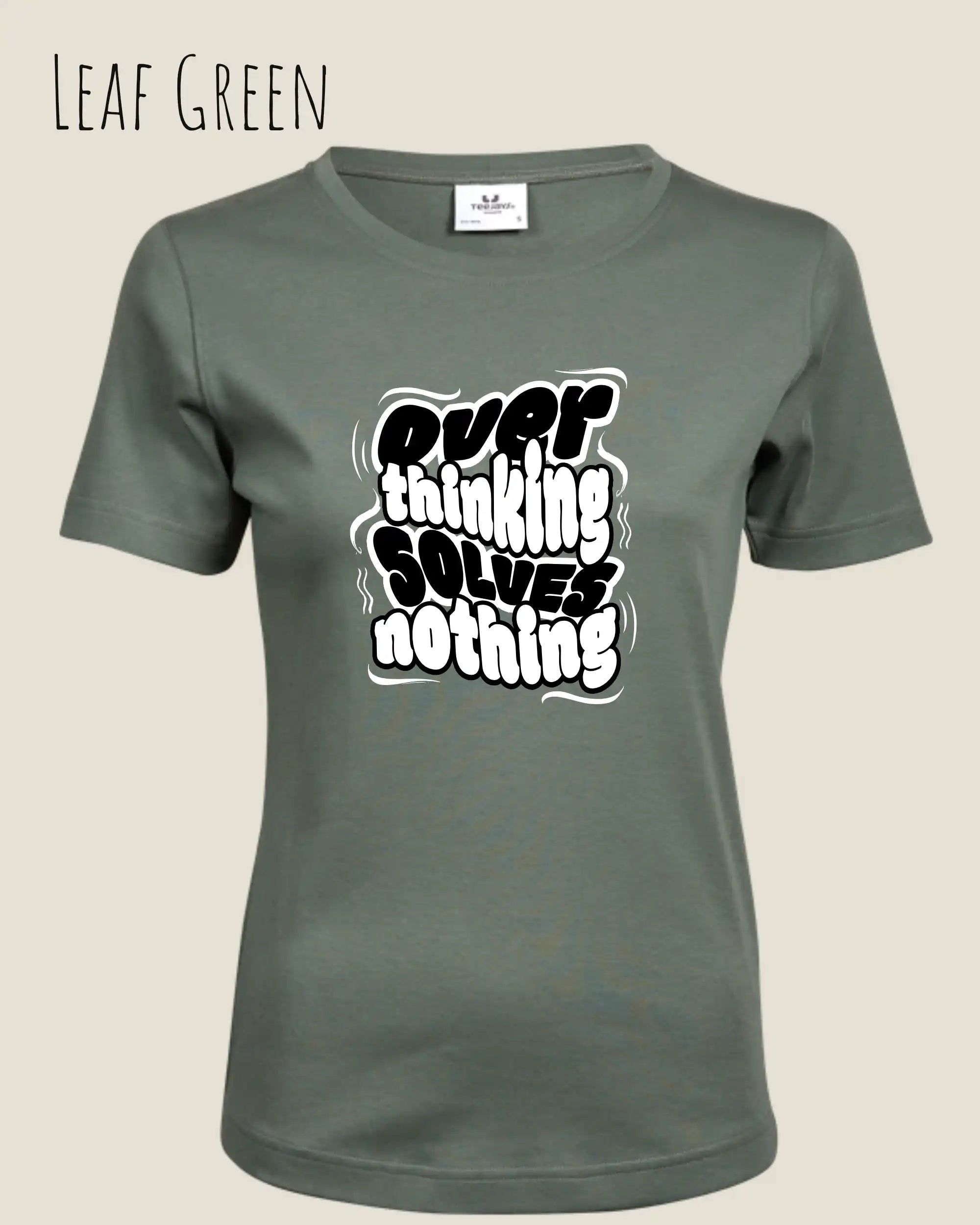das bild zeigt das T-Shirt Tee Jays Women's Interlock Tee STYLE 580 in der farbe leaf green mit dem ausdrucksstarken design "overthinking solves nothing".