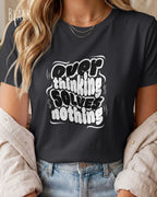 diese Abbildung zeigt eine frau, die ein feminines design-t-shirt in der farbe black mit dem ausdrucksstarken design "overthinking solves nothing" trägt.