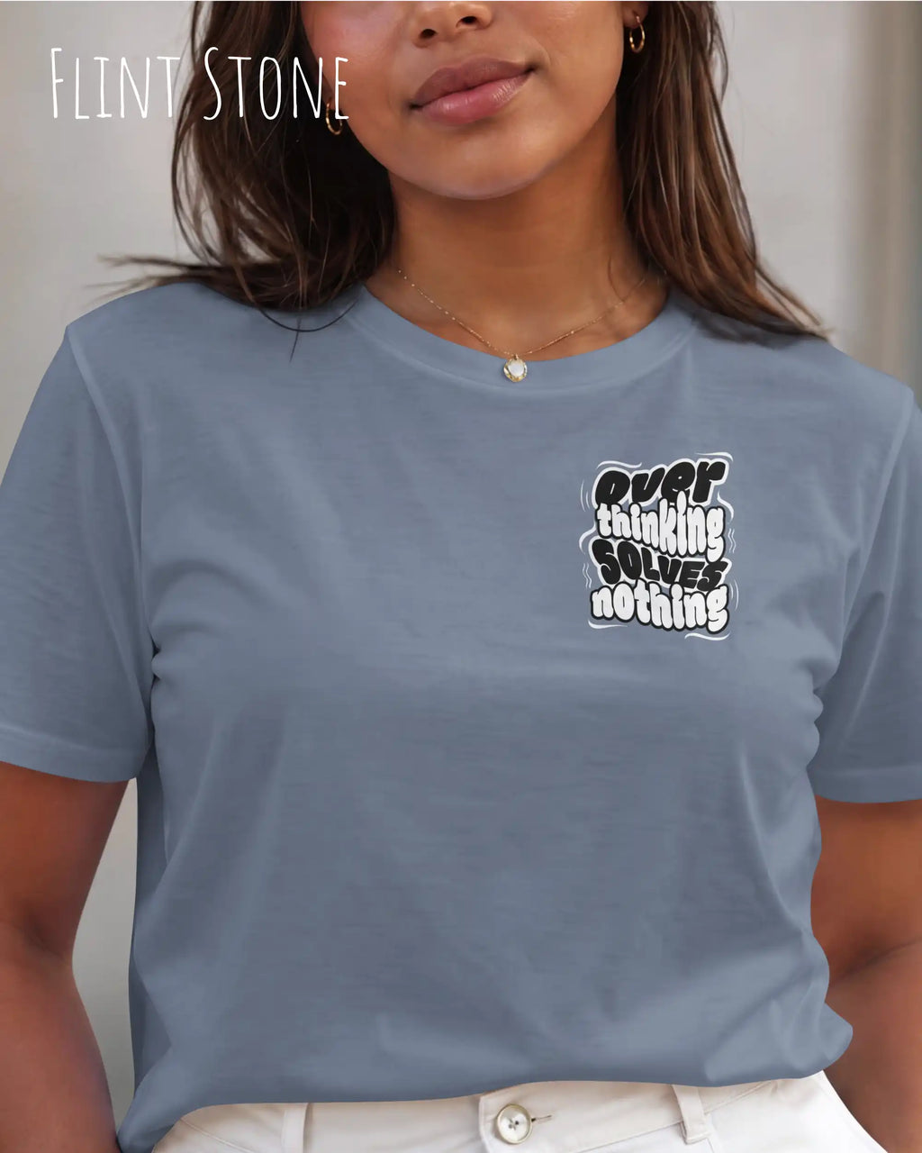 diese Abbildung zeigt eine frau, die ein feminines design-t-shirt in der farbe flint stone mit dem ausdrucksstarken design "overthinking solves nothing" trägt.