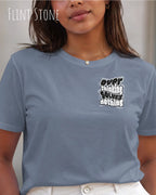diese Abbildung zeigt eine frau, die ein feminines design-t-shirt in der farbe flint stone mit dem ausdrucksstarken design "overthinking solves nothing" trägt.