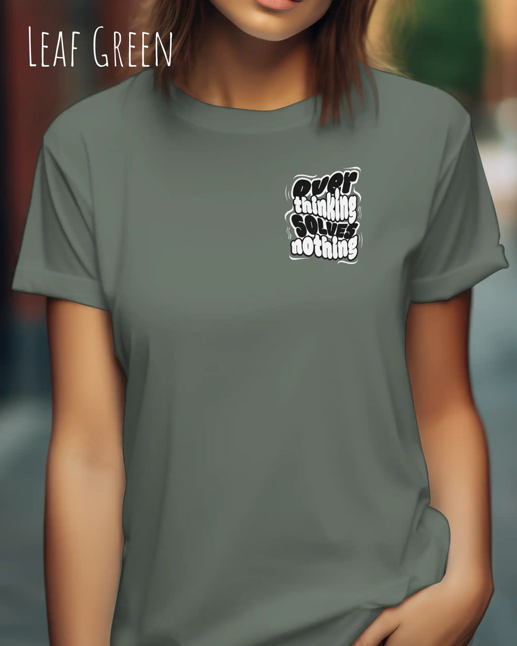 diese Abbildung zeigt eine frau, die ein feminines design-t-shirt in der farbe leaf green mit dem ausdrucksstarken design "overthinking solves nothing" trägt.