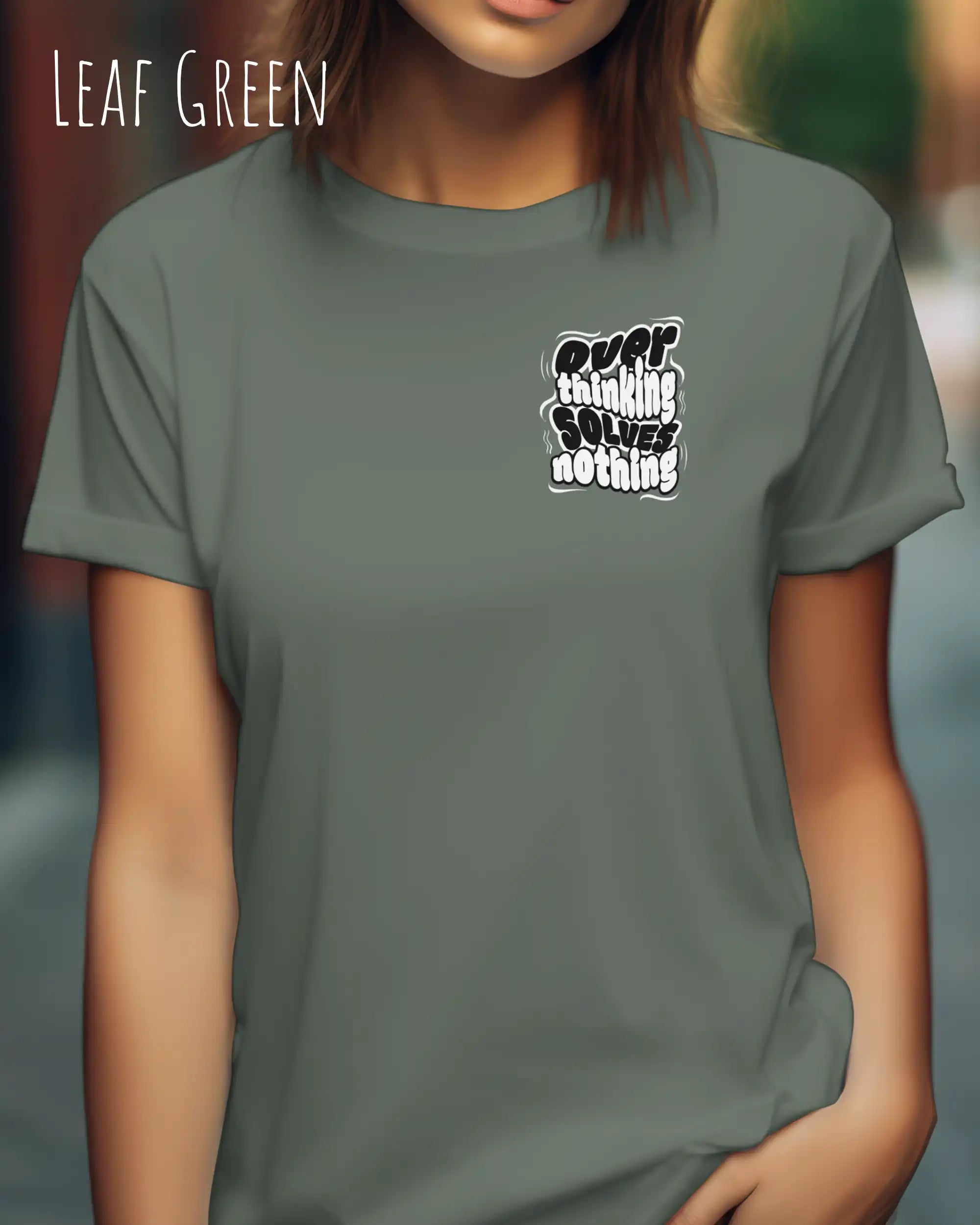 diese Abbildung zeigt eine frau, die ein feminines design-t-shirt in der farbe leaf green mit dem ausdrucksstarken design "overthinking solves nothing" trägt.