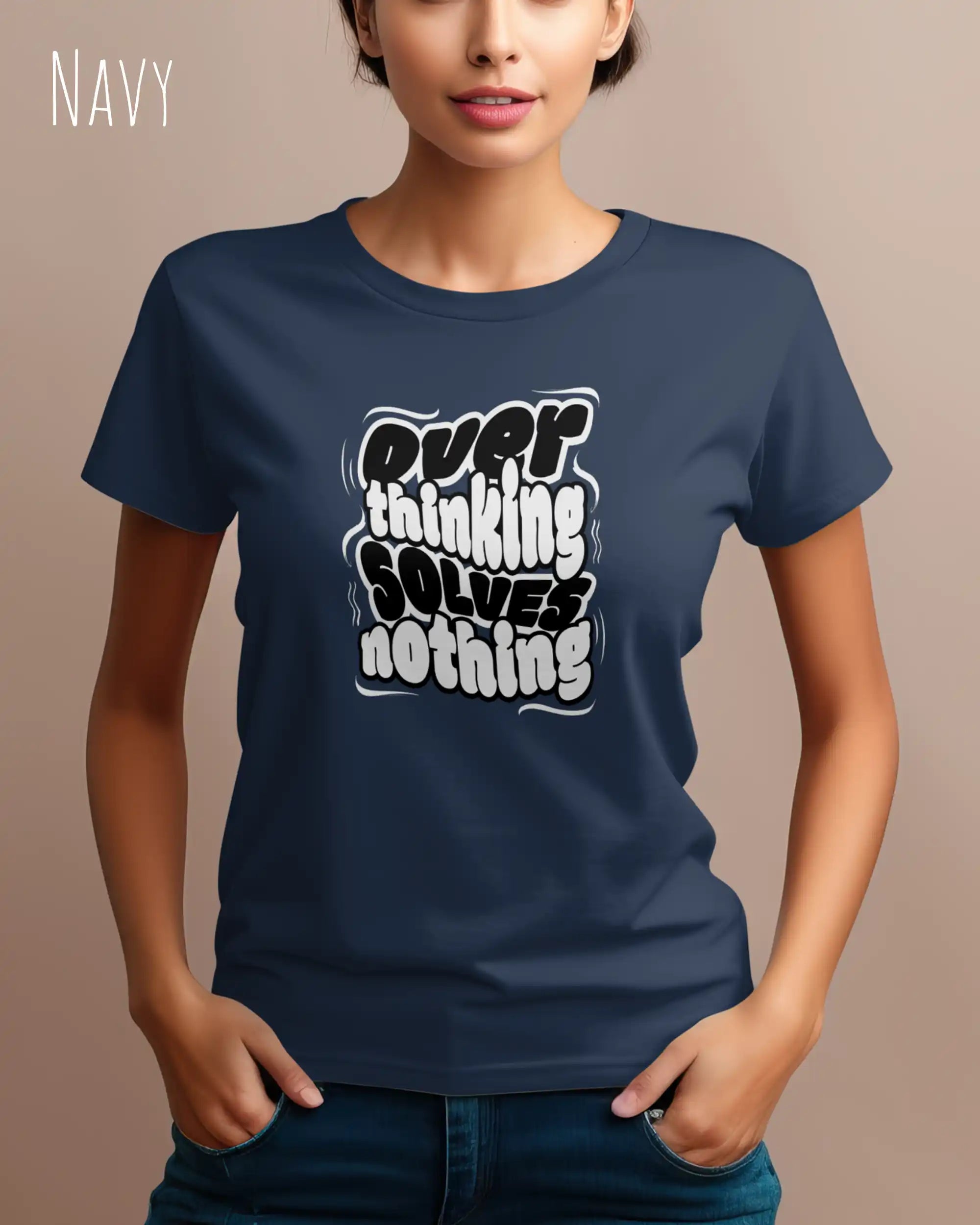 diese Abbildung zeigt eine frau, die ein feminines design-t-shirt in der farbe navy mit dem ausdrucksstarken design "overthinking solves nothing" trägt.