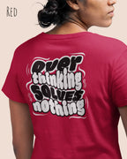 diese Abbildung zeigt eine frau, die ein feminines design-t-shirt in der farbe red mit dem ausdrucksstarken design "overthinking solves nothing" als backprint trägt.