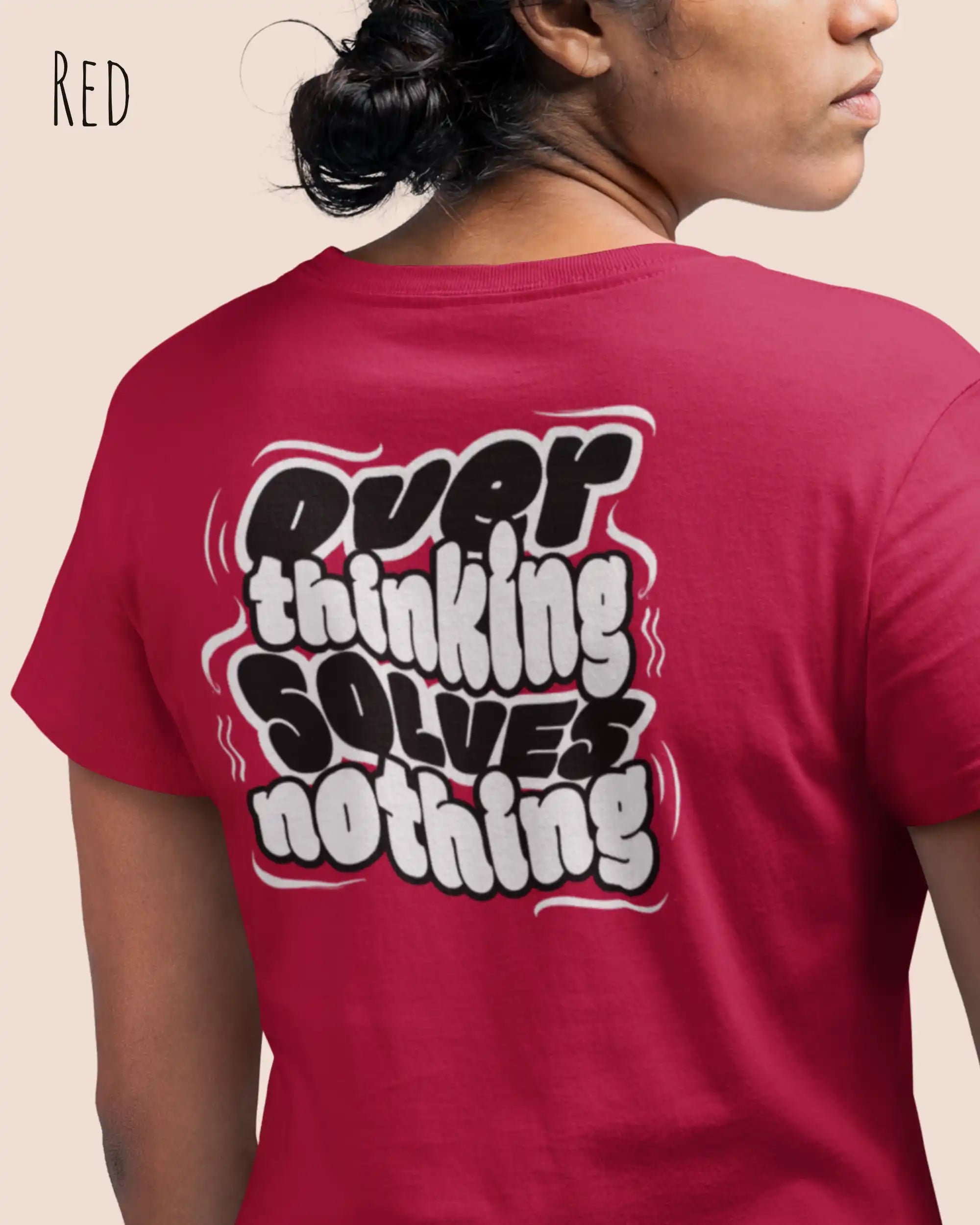 diese Abbildung zeigt eine frau, die ein feminines design-t-shirt in der farbe red mit dem ausdrucksstarken design "overthinking solves nothing" als backprint trägt.