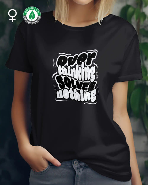 diese Abbildung zeigt eine frau, die ein feminines design-t-shirt aus nachhaltiger bio baumwolle mit dem ausdrucksstarken design "overthinking solves nothing" trägt.