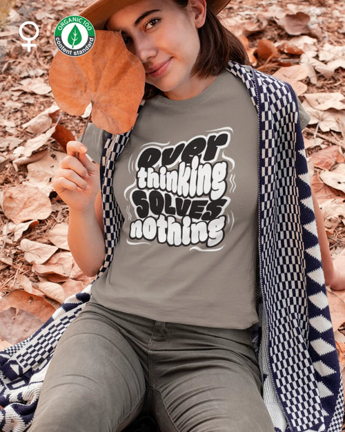 diese Abbildung zeigt eine frau, die ein nachhaltiges design-t-shirt mit femininem schnitt und  mit dem ausdrucksstarken design "overthinking solves nothing" trägt.