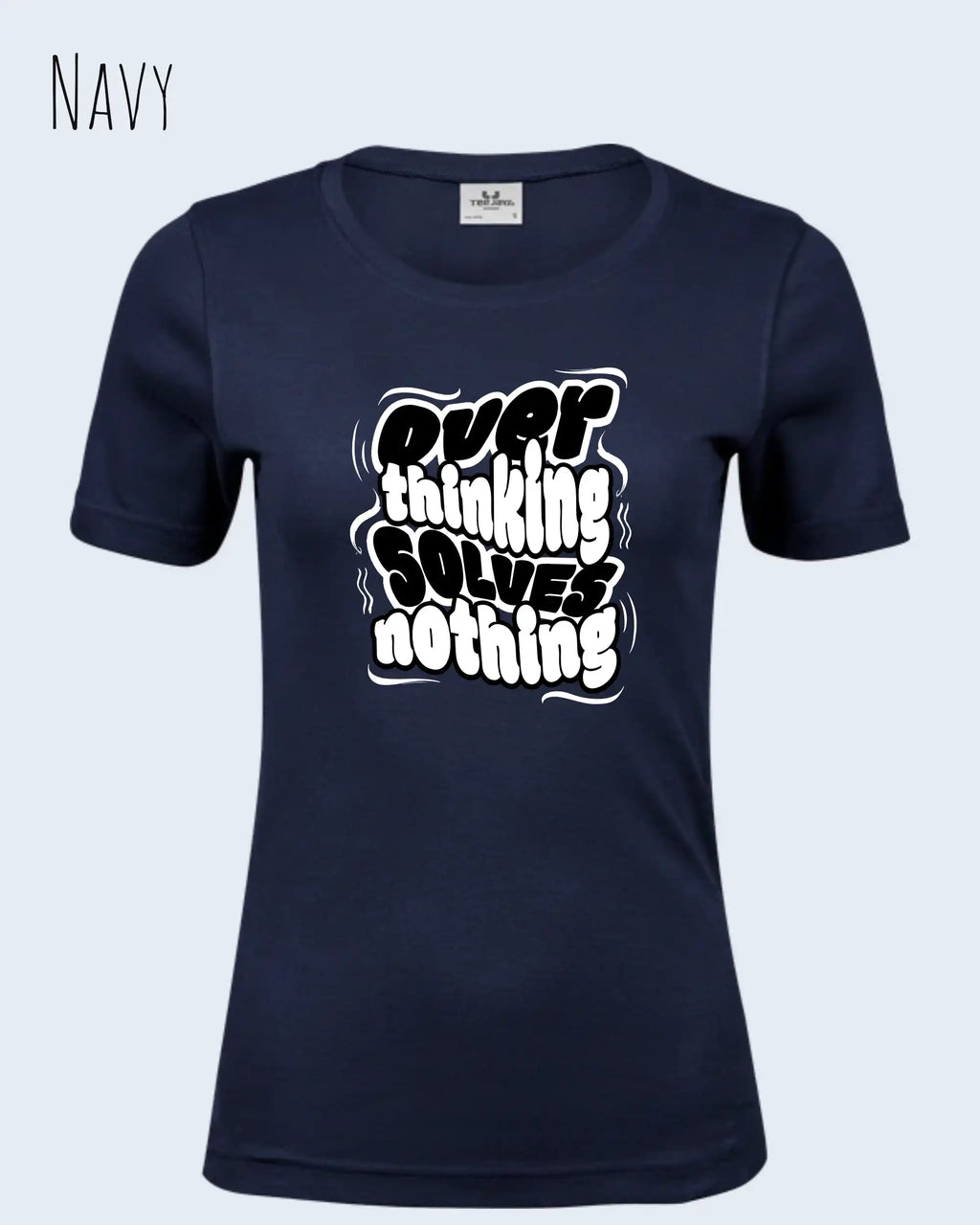 das bild zeigt das T-Shirt Tee Jays Women's Interlock Tee STYLE 580 in der farbe navy mit dem ausdrucksstarken design "overthinking solves nothing".