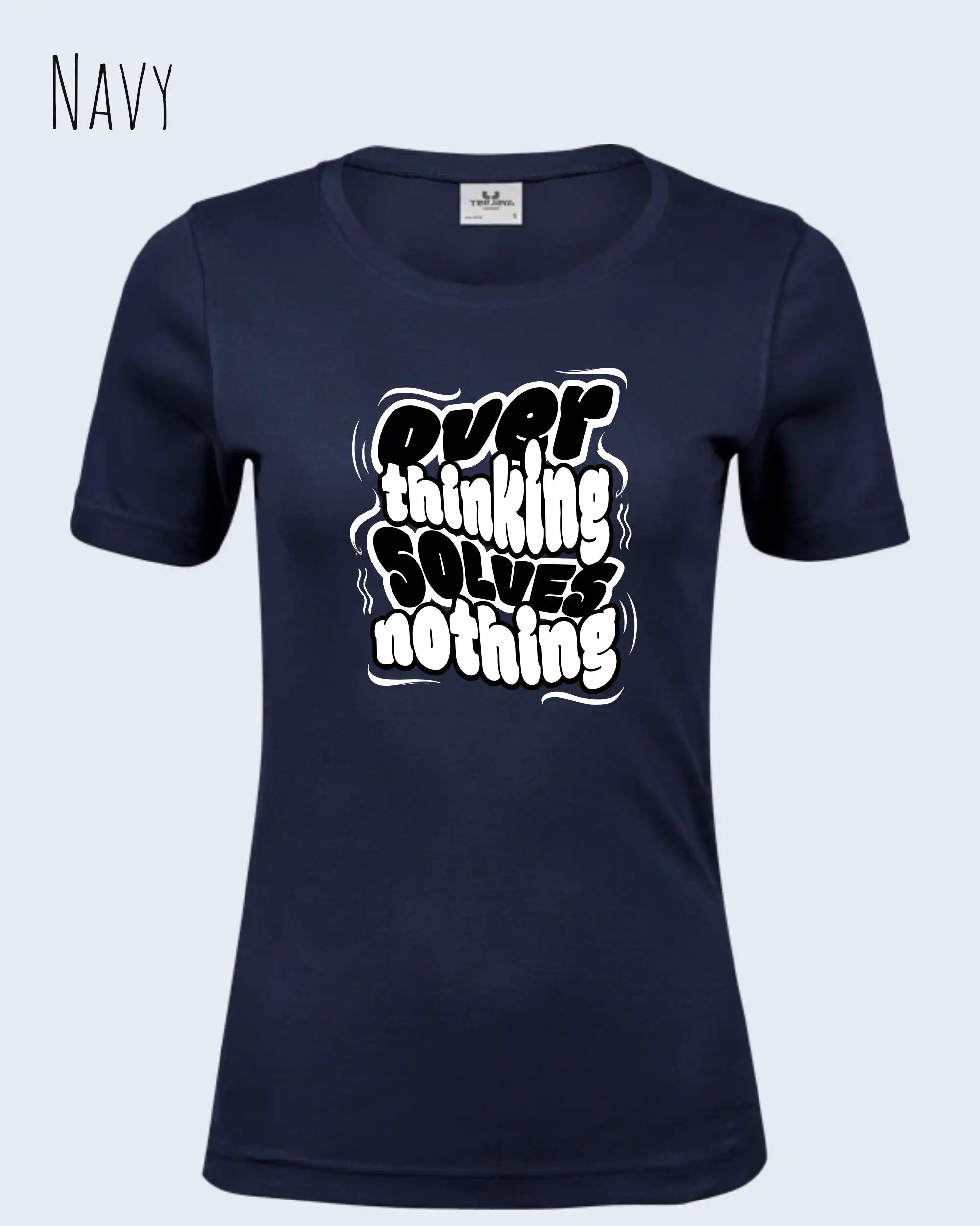 das bild zeigt das T-Shirt Tee Jays Women's Interlock Tee STYLE 580 in der farbe navy mit dem ausdrucksstarken design "overthinking solves nothing".