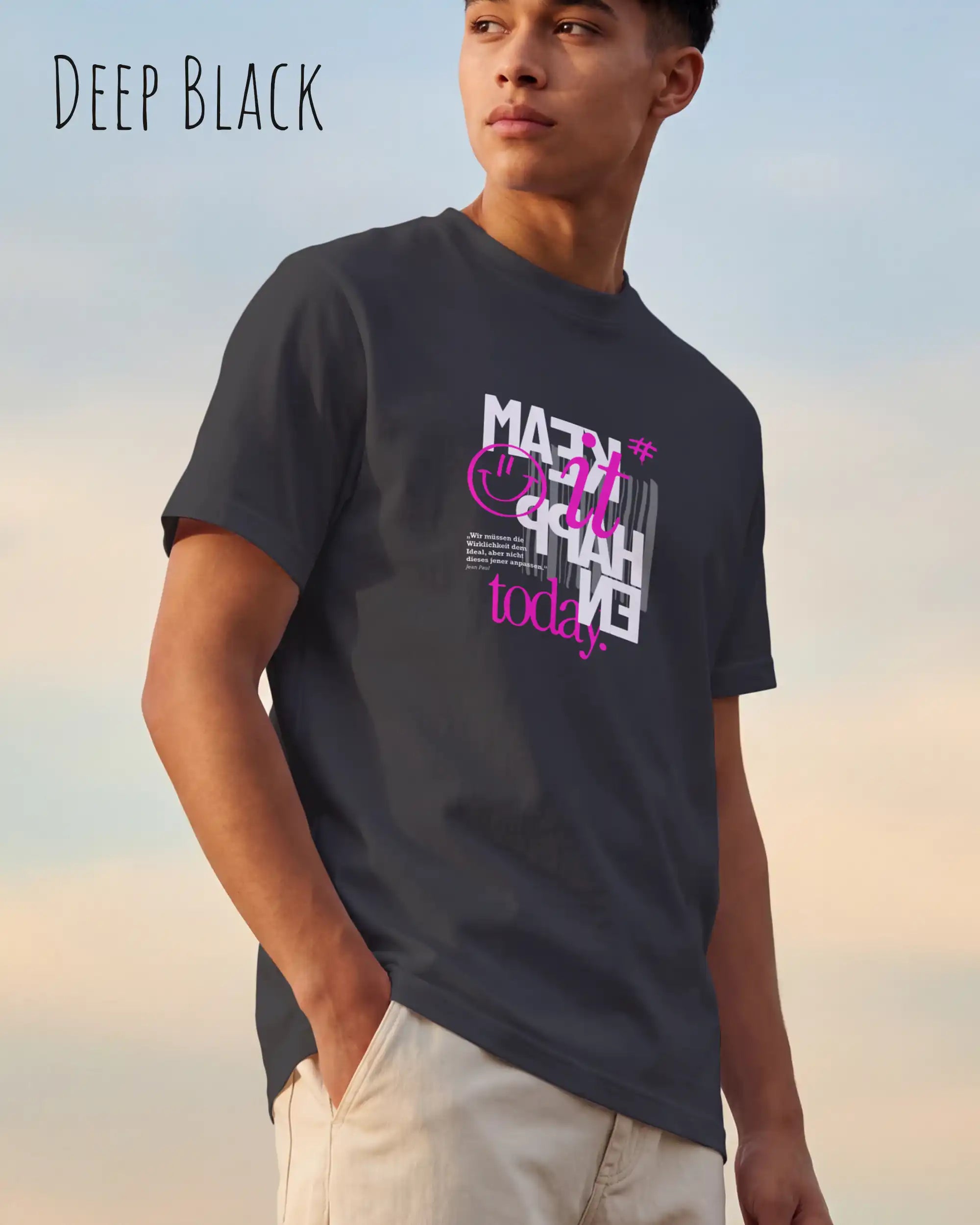 junger mann  trägt ein design t-shirt  in der farbe deep black mit dem motiv make it happen today.