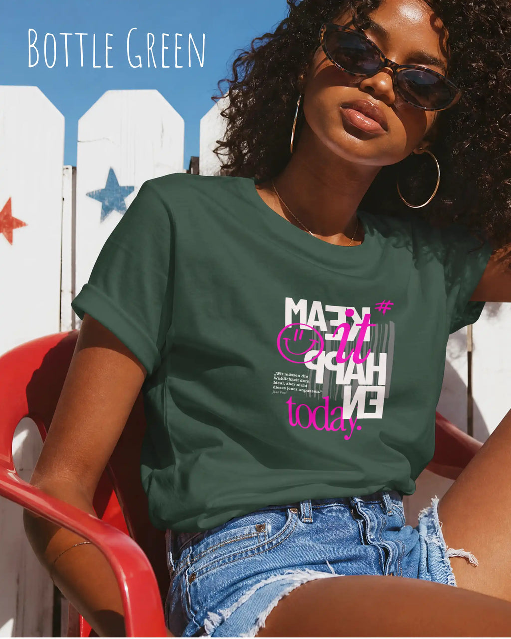 junge frau trägt ein design t-shirt  in der farbe bottle green mit dem motiv make it happen today.