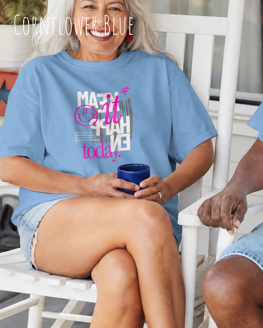 eine frau trägt ein design t-shirt  in der farbe cornflower blue mit dem motiv make it happen today.