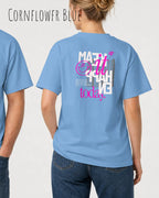 eine frau trägt ein design t-shirt  in der farbe cornflower blue mit dem backprint  make it happen today.