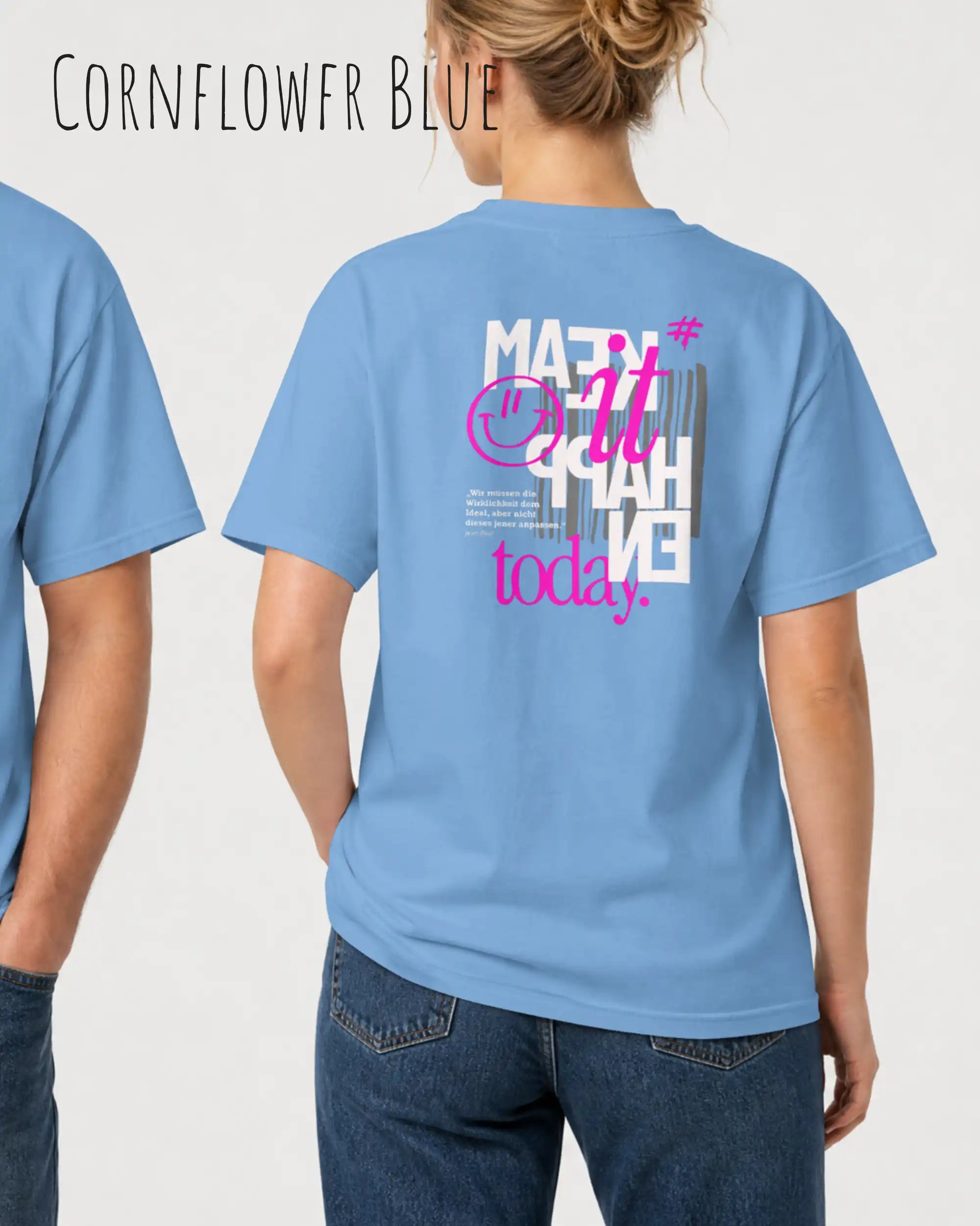 eine frau trägt ein design t-shirt  in der farbe cornflower blue mit dem backprint  make it happen today.