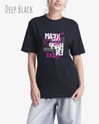 blonde frau trägt ein design t-shirt  in der farbe deepblack mit dem motiv make it happen today.