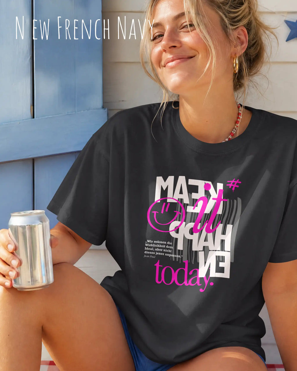 eine frau trägt ein design t-shirt  in der farbe new french navy mit dem motiv make it happen today.