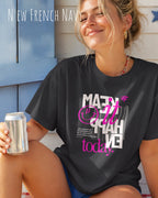 eine frau trägt ein design t-shirt  in der farbe new french navy mit dem motiv make it happen today.
