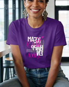eine frau trägt ein design t-shirt  in der farbe purple mit dem motiv make it happen today.