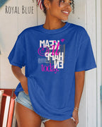 eine frau trägt ein design t-shirt  in der farbe royal blue mit dem motiv make it happen today.