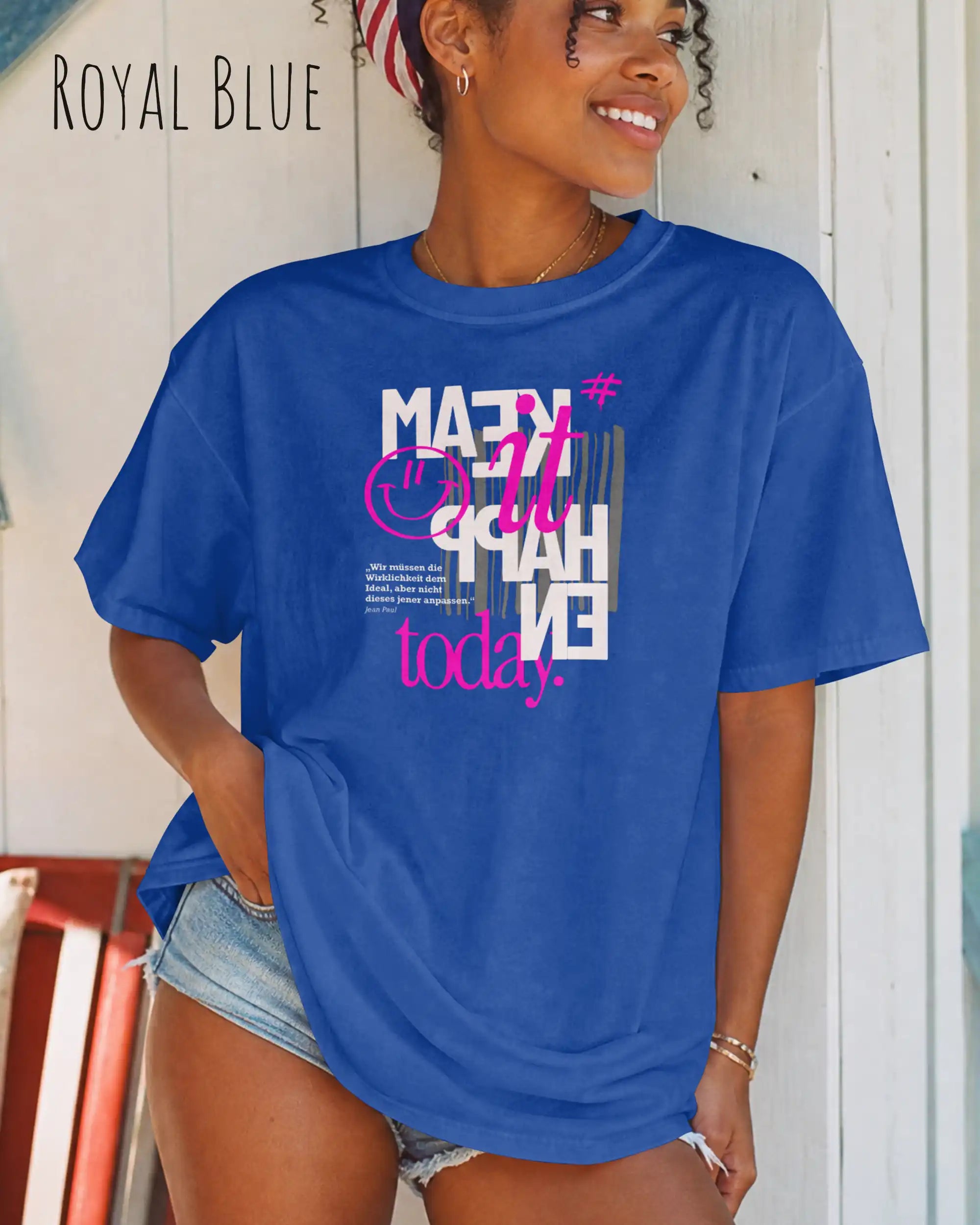 eine frau trägt ein design t-shirt  in der farbe royal blue mit dem motiv make it happen today.