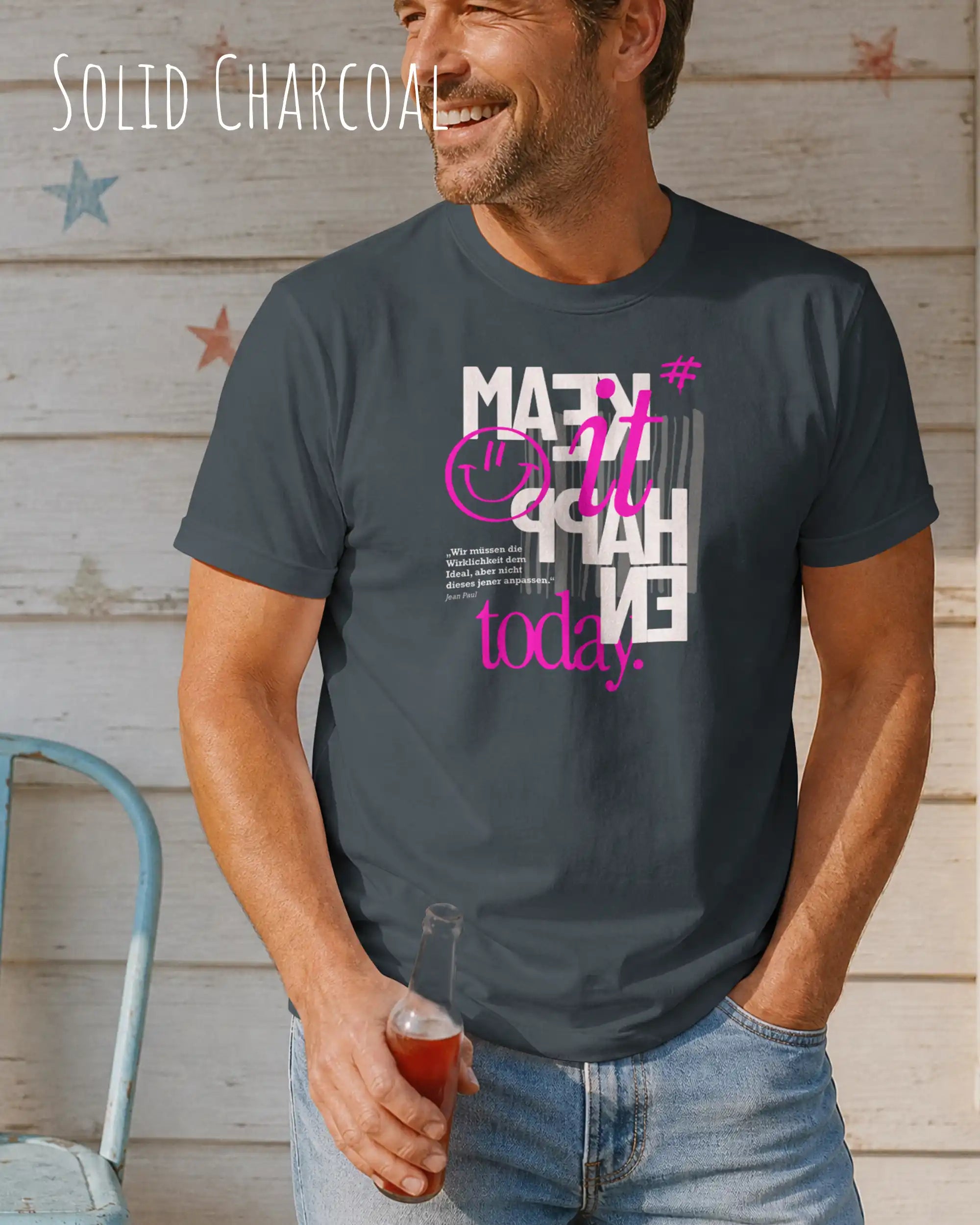 ein mann trägt ein design t-shirt  in der farbe solid charcoal  mit dem motiv make it happen today.