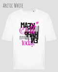 Das Bild zeigt ein oversized heavyweight t-shirt in arctic white mit dem design make it happen today.
