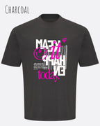 Das Bild zeigt ein oversized heavyweight t-shirt in charcoal mit dem design make it happen today.