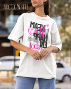 mann trägtt ein oversized heavyweight t-shirt in arctic white mit dem design make it happen today.