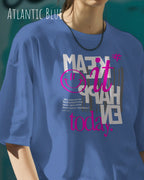 Frau trägtt ein oversized heavyweight t-shirt in der farbe Atlantic blue  mit dem design make it happen today.