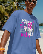 mann trägtt ein oversized heavyweight t-shirt in Atlantic blue mit dem design make it happen today.