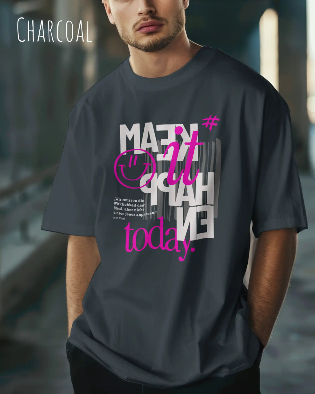 mann trägtt ein oversized heavyweight t-shirt in charcoal mit dem design make it happen today.