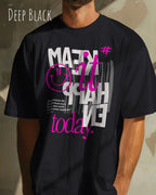 mann trägtt ein oversized heavyweight t-shirt in deep black mit dem design make it happen today.