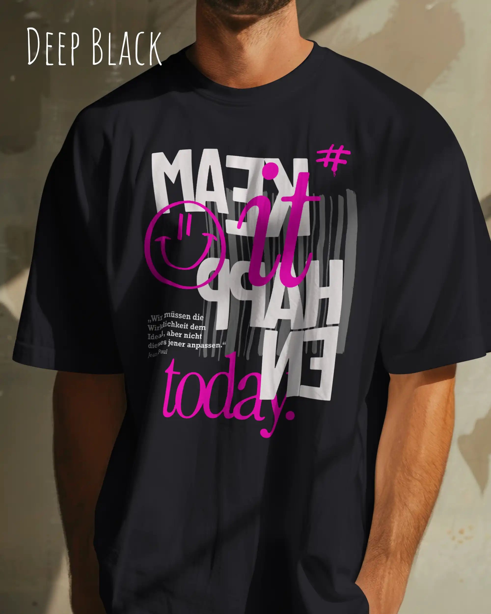 mann trägtt ein oversized heavyweight t-shirt in deep black mit dem design make it happen today.