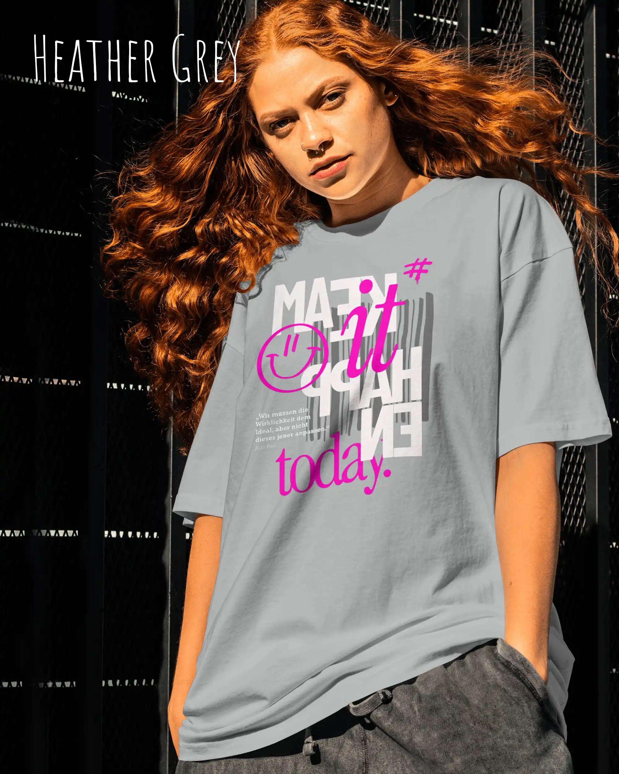junge frau trägtt ein oversized heavyweight t-shirt in heather grey mit dem design make it happen today.