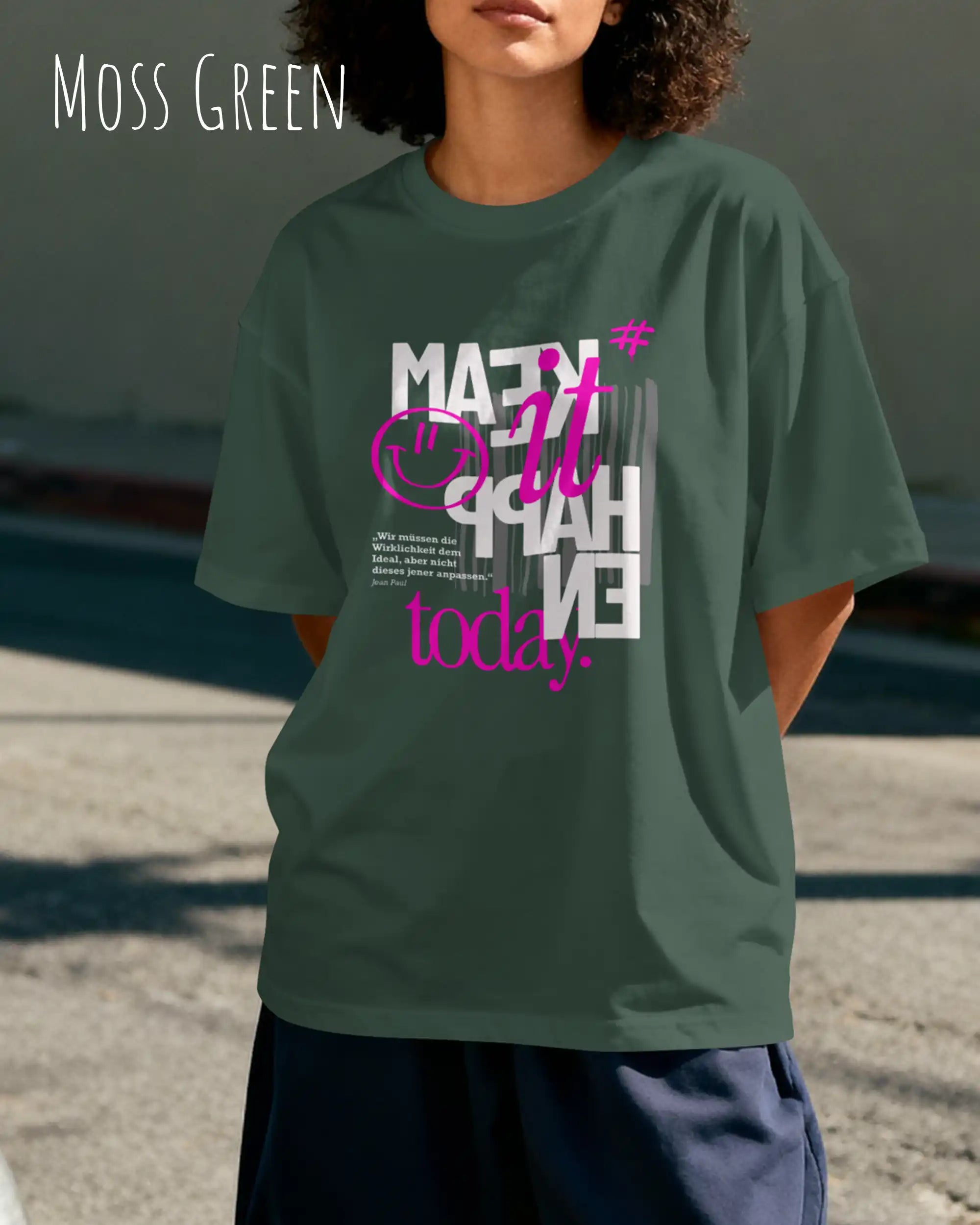 junge Frau trägtt ein oversized heavyweight t-shirt in moss green mit dem design make it happen today.