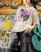 Frau trägtt ein oversized heavyweight t-shirt in natural stone mit dem design make it happen today.