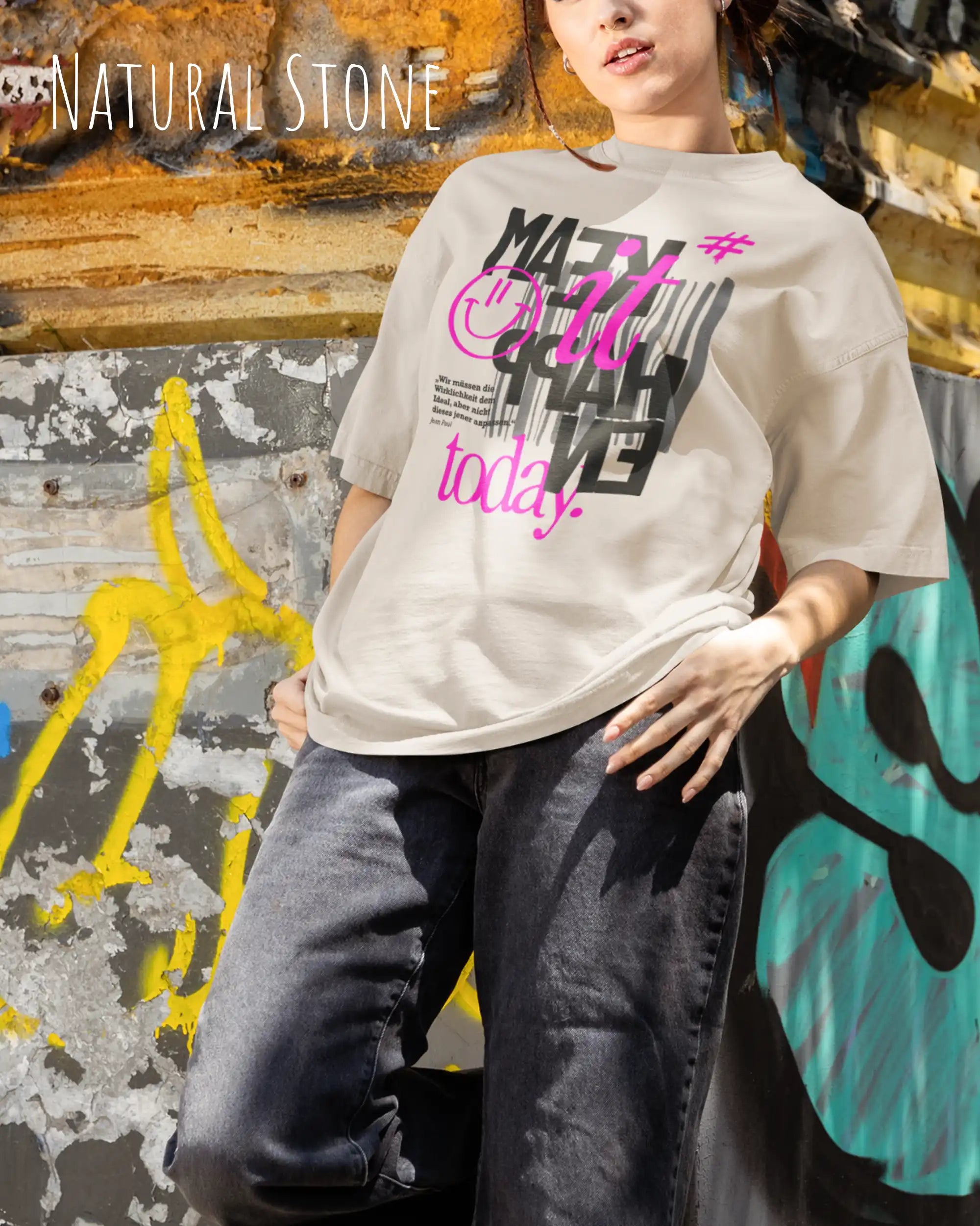 Frau trägtt ein oversized heavyweight t-shirt in natural stone mit dem design make it happen today.