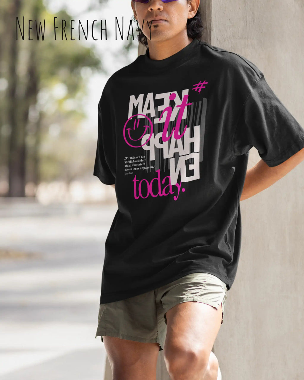 mann trägtt ein oversized heavyweight t-shirt in new reach navy mit dem design make it happen today.