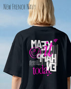 blonde Frau  trägtt ein oversized heavyweight t-shirt in new French navy mit dem backprint design make it happen today.