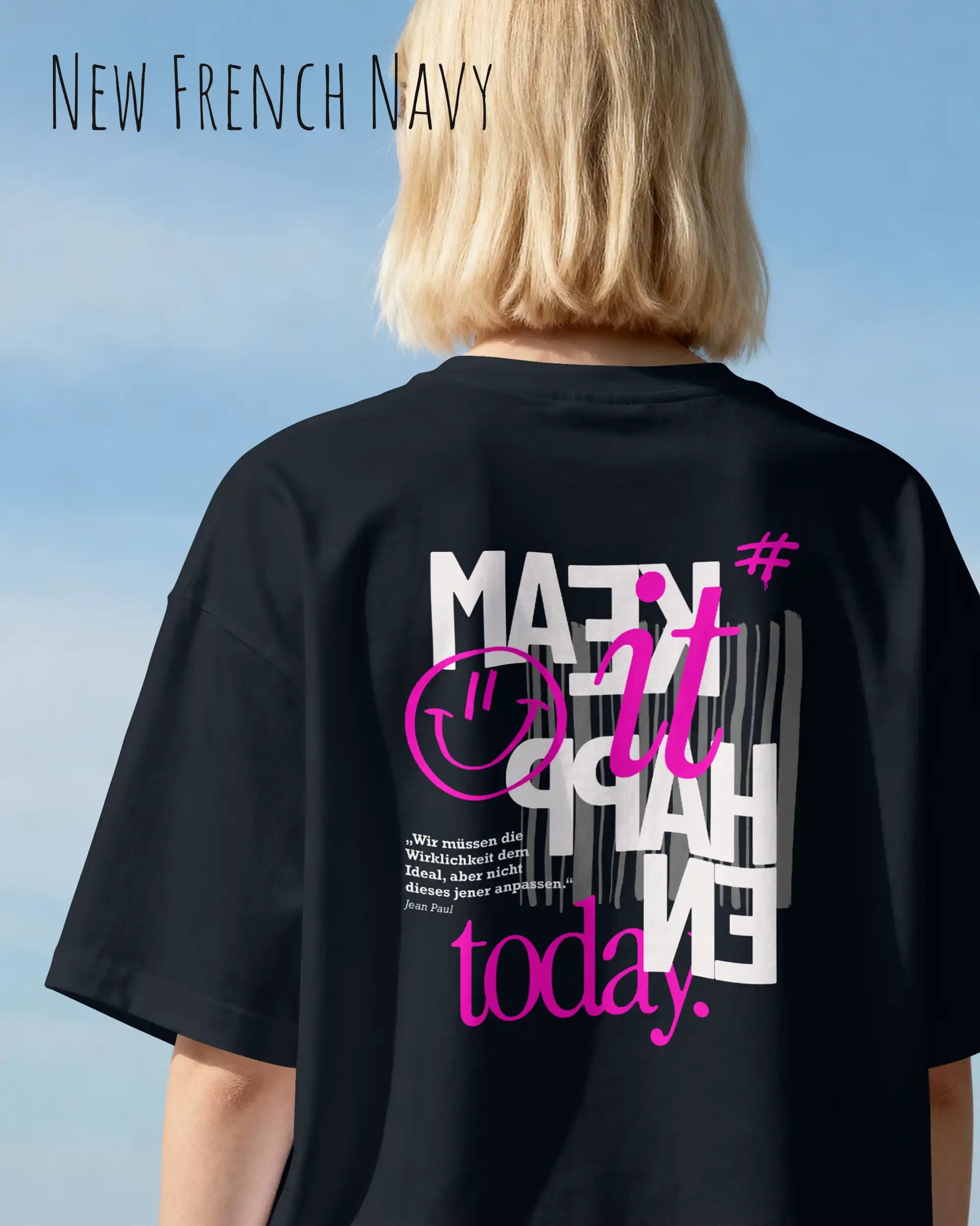 blonde Frau  trägtt ein oversized heavyweight t-shirt in new French navy mit dem backprint design make it happen today.
