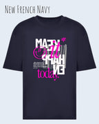 Das Bild zeigt ein oversized heavyweight t-shirt in new French navy mit dem design make it happen today.