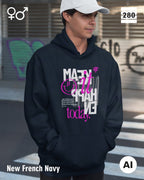 Das bild zeigt eine Person, die einen Design-Hoodie in der farbe new french navy mit dem motiv "make it happen today" trägt.